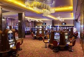 Meja live-dealer roulette di aplikasi ug125slot dengan streaming video berkualitas tinggi